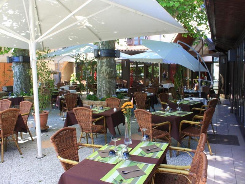 Logis Hotel Tante Yvonne & Son Restaurant Semi-Gastronomique - Lyon Nord Quincieux Экстерьер фото