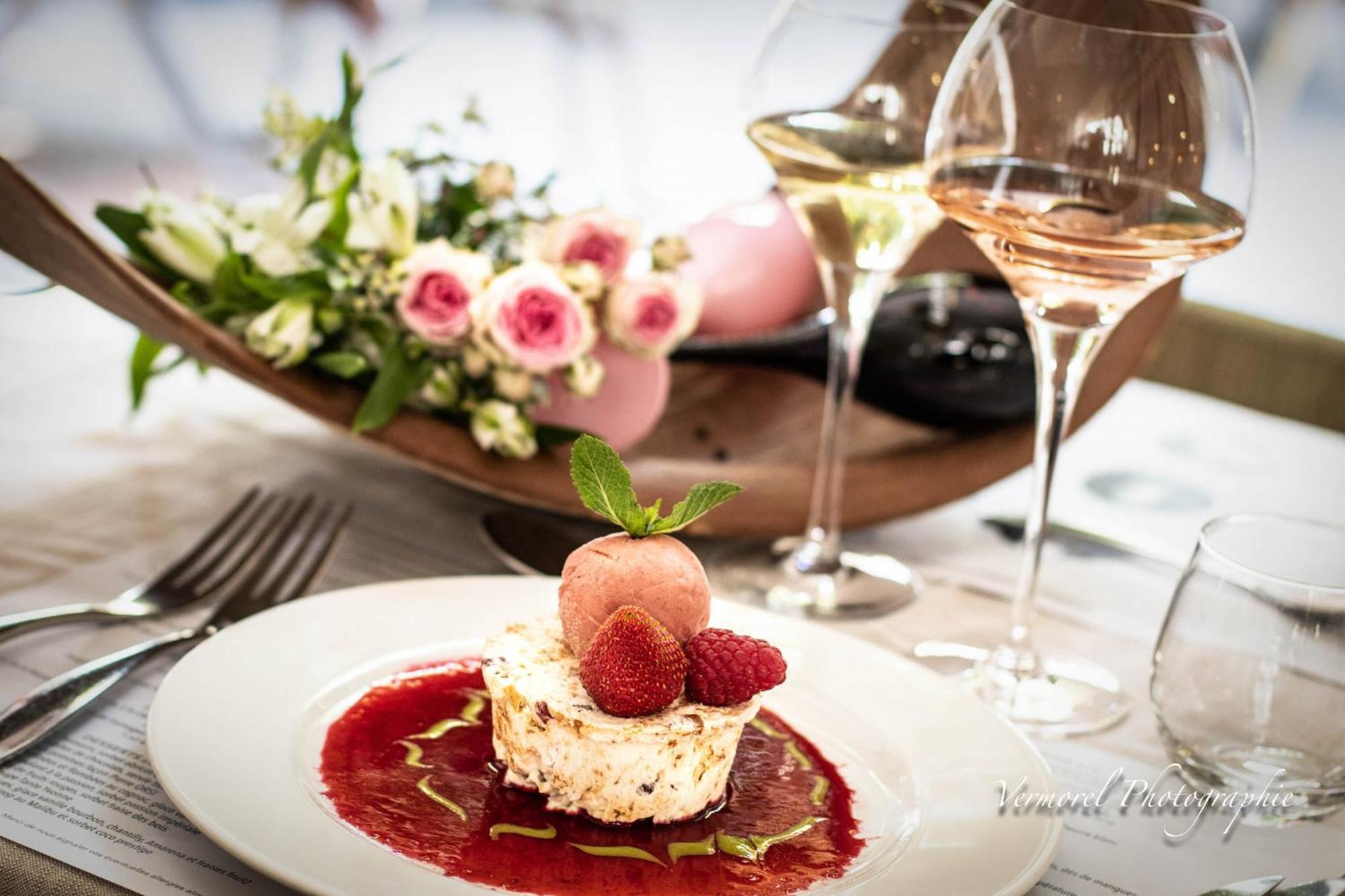 Logis Hotel Tante Yvonne & Son Restaurant Semi-Gastronomique - Lyon Nord Quincieux Экстерьер фото