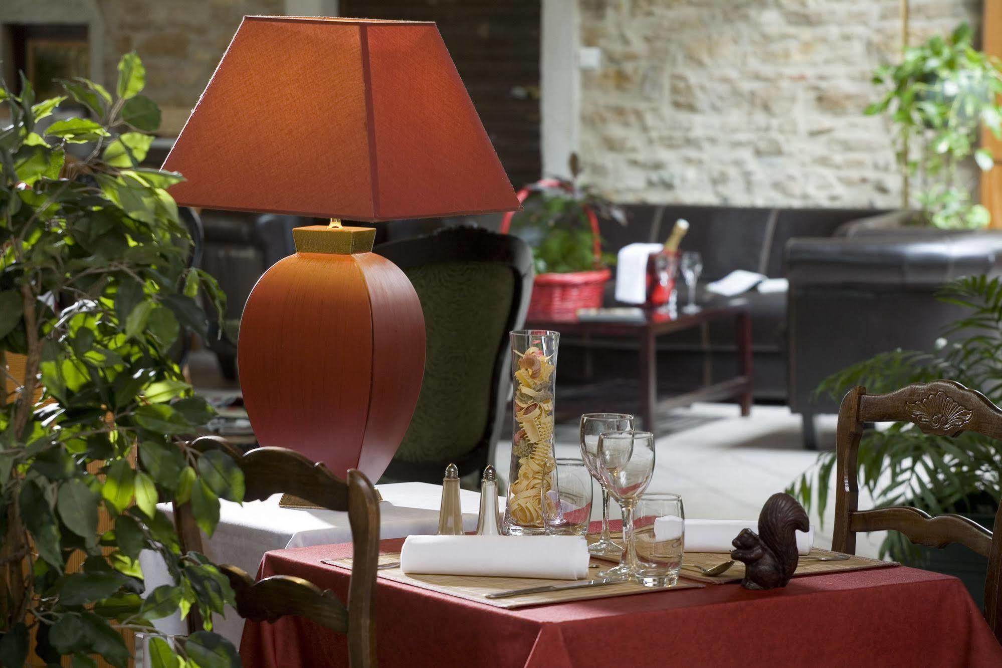 Logis Hotel Tante Yvonne & Son Restaurant Semi-Gastronomique - Lyon Nord Quincieux Экстерьер фото